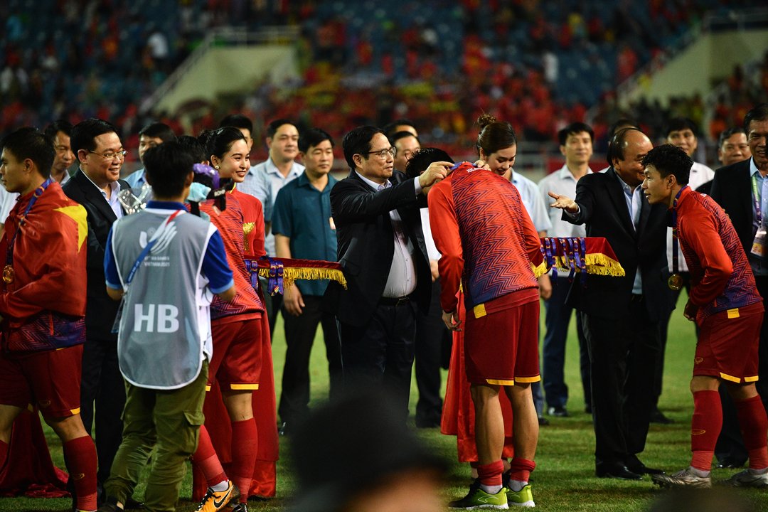 Thủ tướng Chính phủ Phạm Minh Chính trao huy chương Vàng cho đội tuyển bóng đá nam U23 Việt Nam